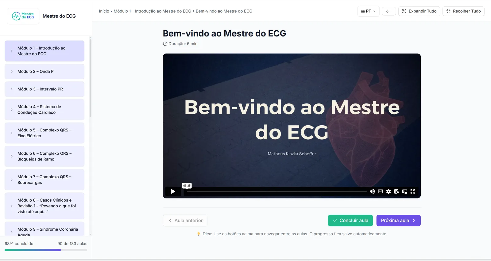 Plataforma do curso Mestre do ECG: player de vídeo da aula “Bem-vindo ao Mestre do ECG” com a lista de módulos ao lado
